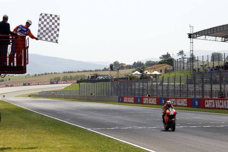 Pedrosa cruza la bandera a cuadros en primer lugar.