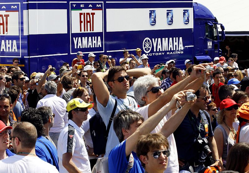 Caras de los 'tifosi' al ver a Valentino romperse.