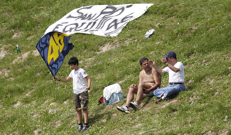 Un niño ondeando la bandera del 46 en las gradas de Mugello.