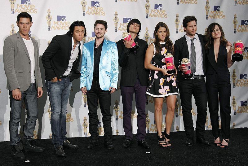 Cast members of "The Twilight Saga: New Moon" pose backstage at the 2010 MTV Movie Awards in Los Angeles