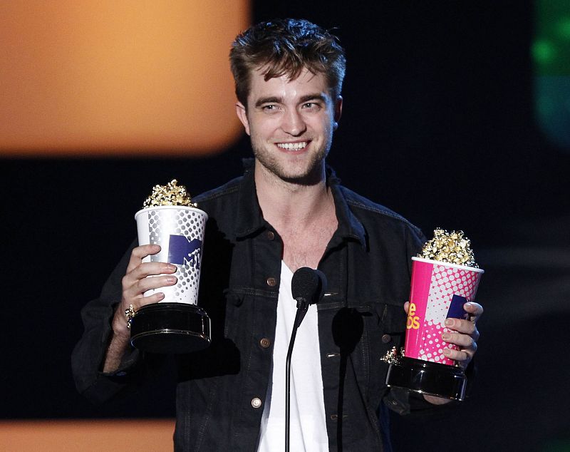 Pattinson accepts awards for Best Male Performance and for Global Superstar at the 2010 MTV Movie Awards in Los Angeles