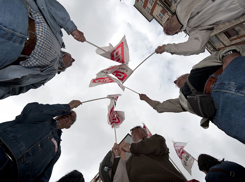 Public sector workers protest and wave their flags at the Government Delegation in Burgos