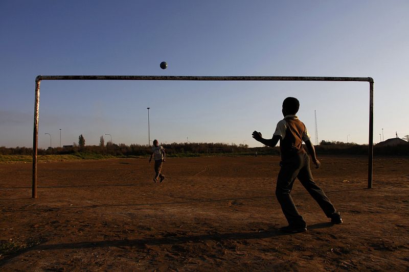 Dos niños practican fútbol en la localidad de Soweto.