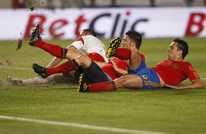 Spain's  Villa, Hernandez and Poland's Dudka lie on the pitch during a friendly soccer match against Poland in Murcia