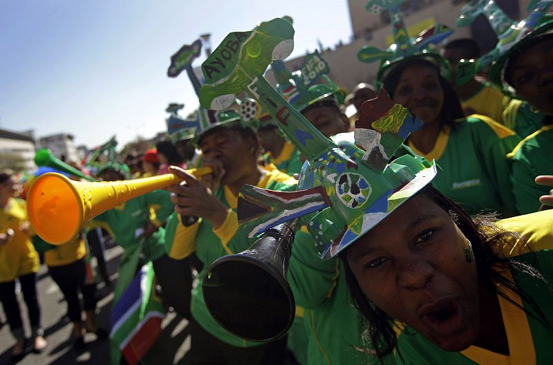 Y cómo no, los aficionados de la selección sudafricana, los Bafana Bafana, son quienes más ruido hacen con las vuvuzelas.