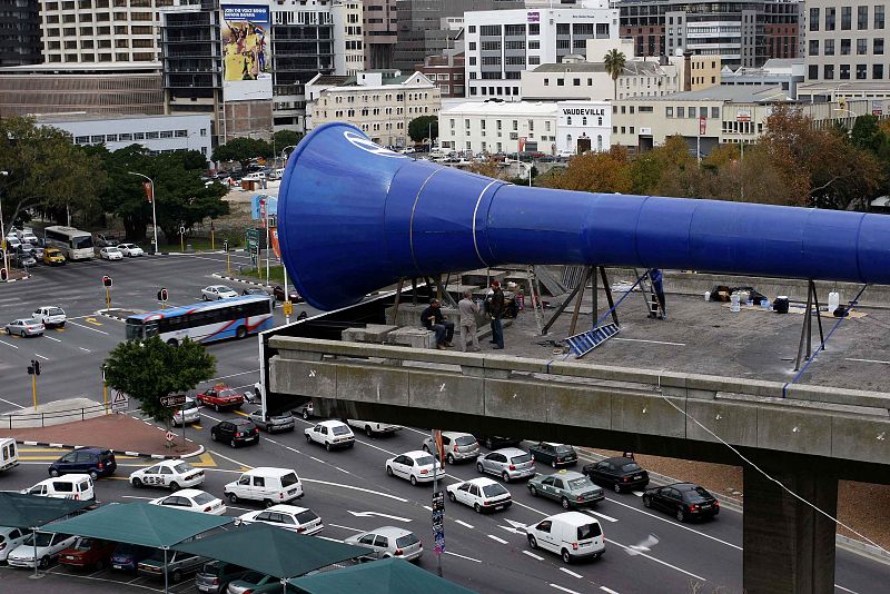 Esta vuvuzela gigante, sobre un puente de Ciudad del Cabo, afortunadamente no suena porque si lo hiciera podríamos oirla hasta en España.