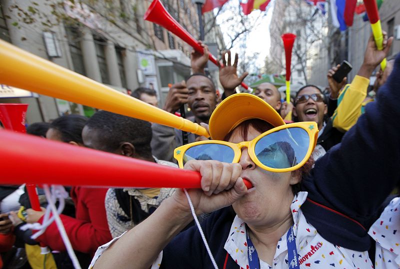 La vuvuzela, ese cuerno o corneta de colores, tan llamativo como estridente, es uno de los símbolos del Mundial y abunda en todas las calles del país.