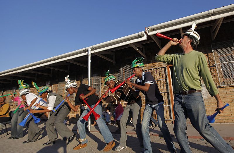 Además de aprender a "tocar" la vuvuzela, en esta orquesta también ensayan una coreografía para animar a la selección de Sudáfrica.