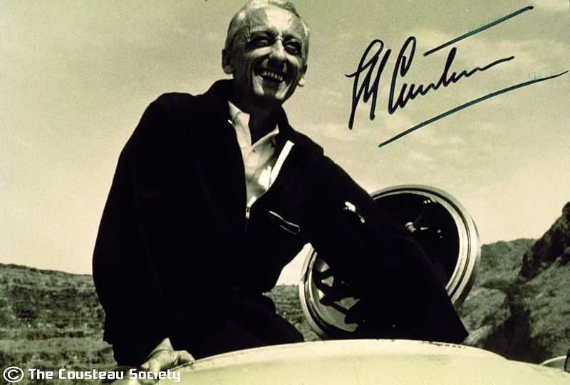 La firma de Jacques Cousteau en una de sus fotos