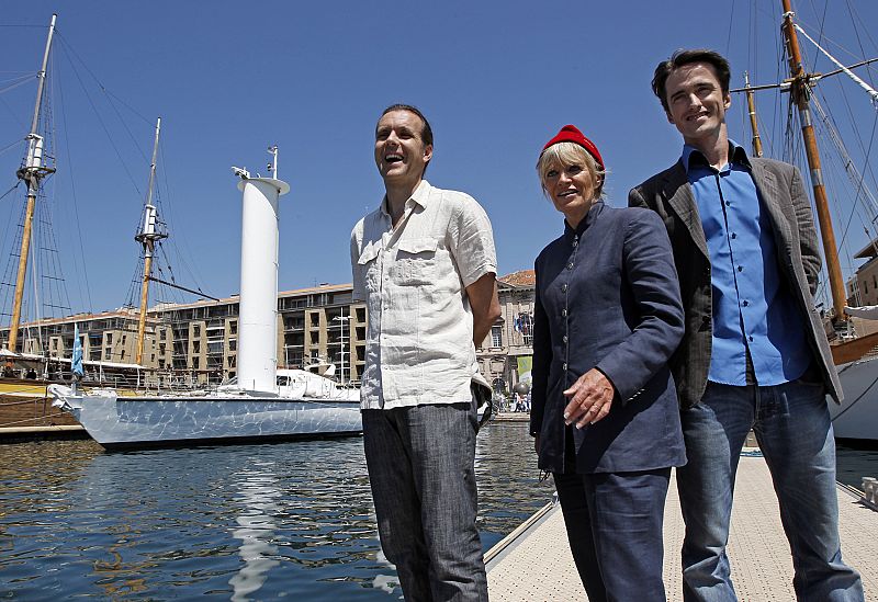 Francine Cousteau (viuda del comandante), en el centro, junto a su hijo Pierre-Yves, a la derecha