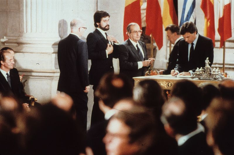 El Rey durante la firma del Tratado de Adhesión de España a la Comunidad Económica Europea