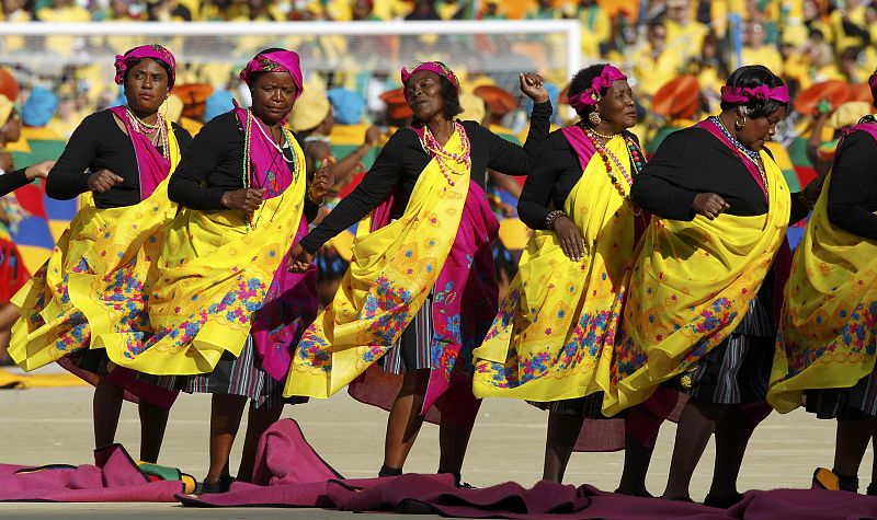 Las danzas locales y el desparpajo han hecho olvidar por unos momentos la tensión por los incidentes de los días previos.