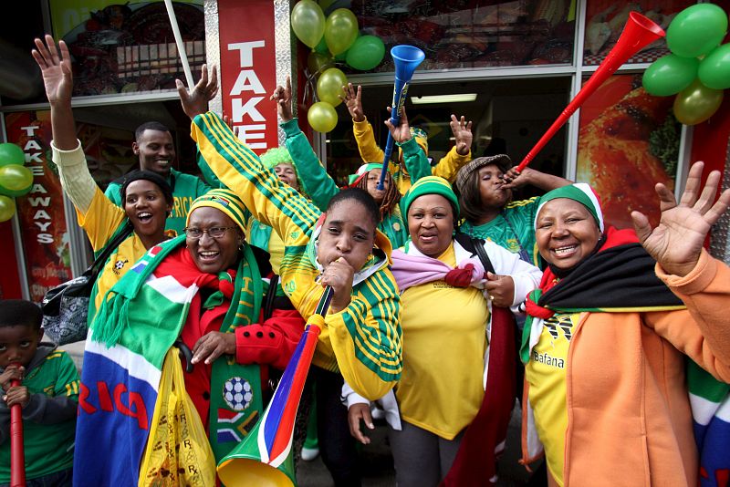 Los aficionados sudafricanos han puesto se grano de arena para dar colorido a la apertura.