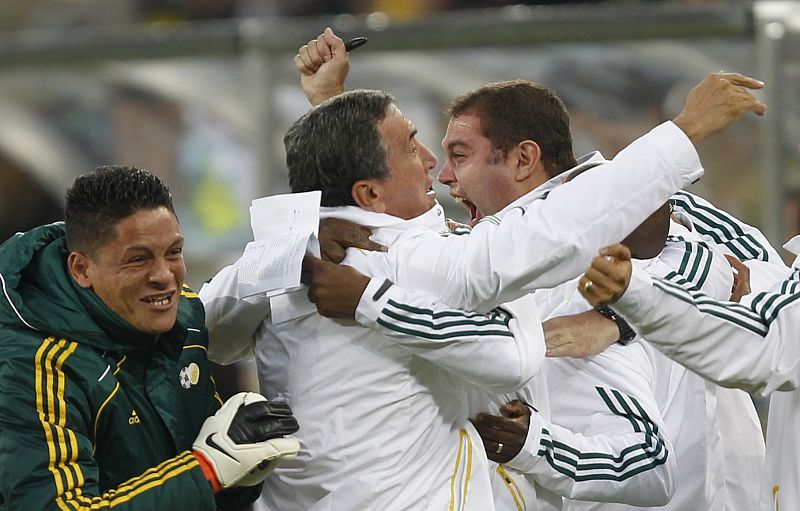 El entrenador de Sudáfrica, Carlos Alberto Parreira, celebra con su banquillo el primer gol de su selección