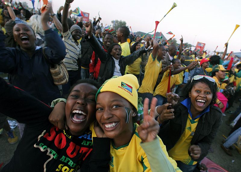 La afición sudafricana ha celebrado con entusiasmo el primer gol de este Mundial conseguido por su selección