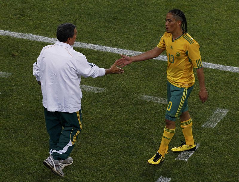 El líder de Sudáfria Pienaar saluda a su entrenador Carlos Alberto Parreira cuando es sustituido.