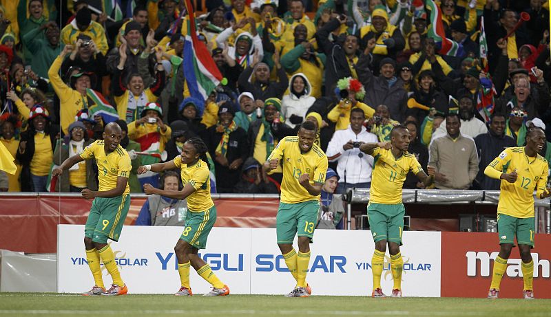 Varios jugadores sudafricanos en otro momento de la celebración del gol de Tshabalala.