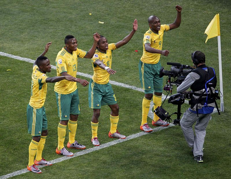 Los 'bafana-bafana' celebran el primer gol del Mundial conseguido por Siphiwe Tshabalala.