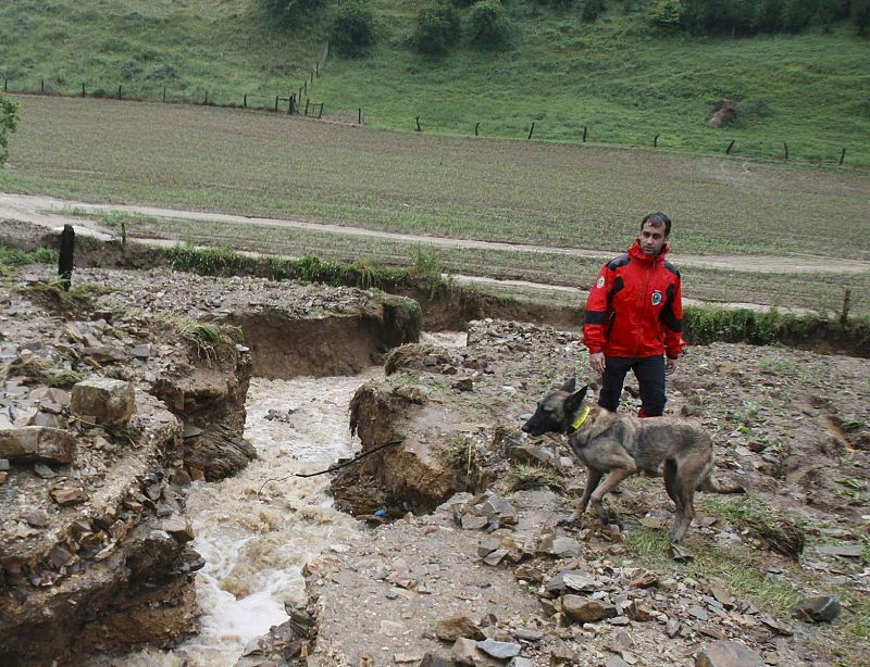 UNA MUJER MUERTA EN VEGADEO POR UNA RIADA Y BUSCAN A SU MARIDO DESAPARECIDO
