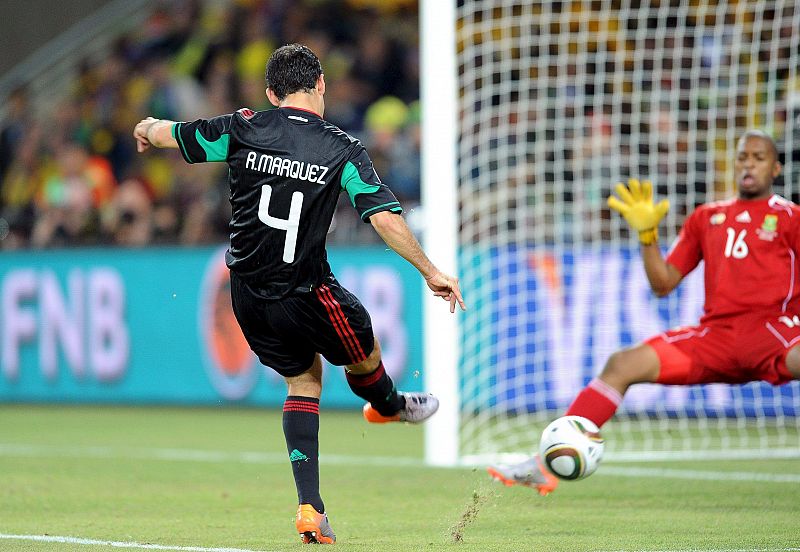 Otra imagen del momento en que Rafa Márquez ha conseguido el gol del empate para México.