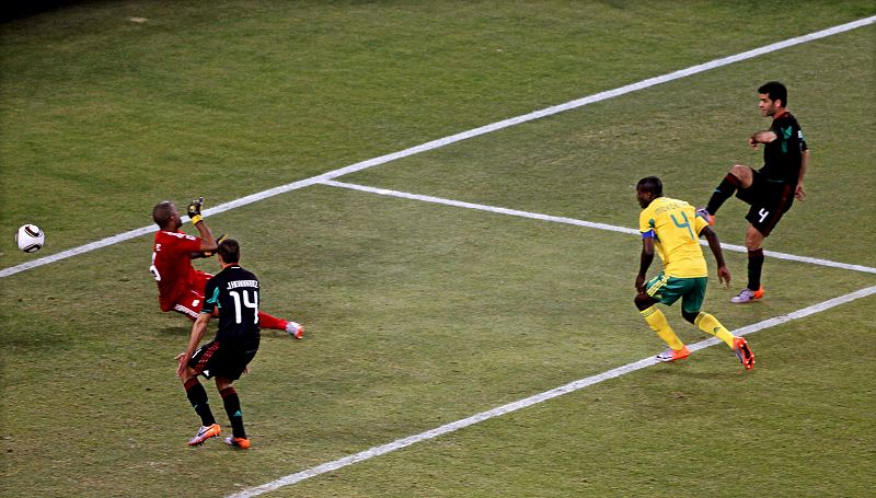 El defensa de México Rafael Marquez marca el gol de empate ante Sudáfrica.