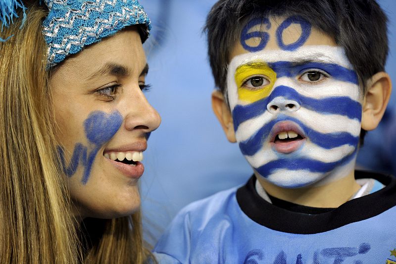 Aficionados uruguayos animan a su equipo en la grada.