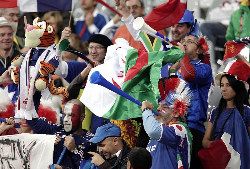 Aficionados franceses con los colores de su pais en las gradas del estadio Green Point