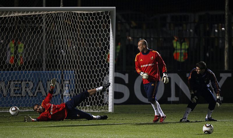 Valdés se estira para intentar detener un balón lanzado por Reina durante el entrenamiento de España en Sudáfrica.