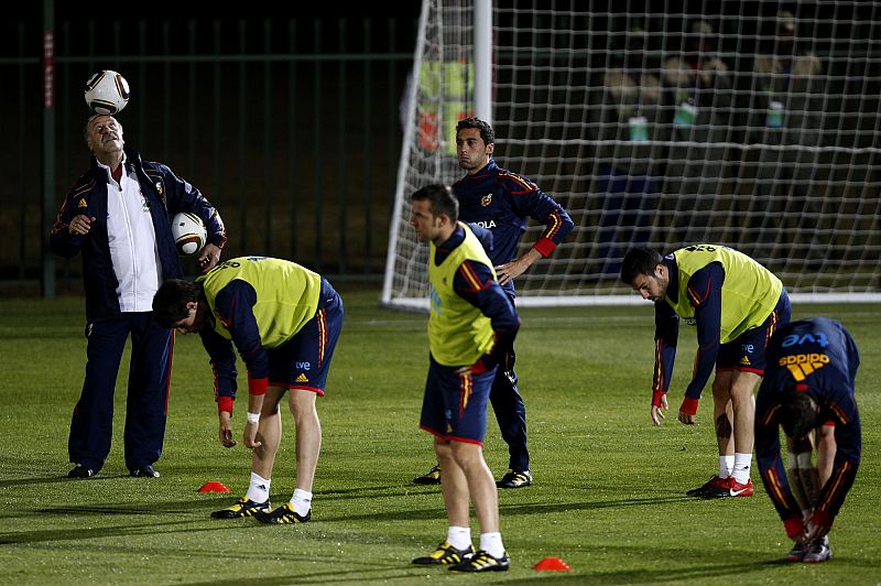 Del Bosque y varios jugadores de la selección española en un momento distentido durante el entrenamiento de esta tarde en Potchefstroom