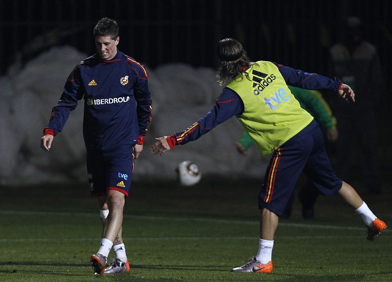 Fernando Torres es uno de los jugadores que más siguen las cámaras en el primer entrenamiento en Potchefstroom.