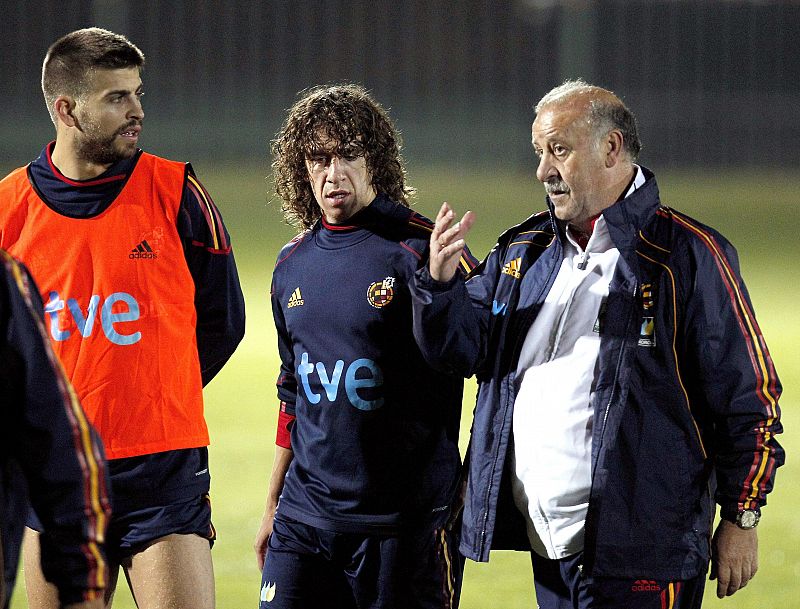 El seleccionador español de fútbol, Vicente del Bosque (d), conversa con los defensas Carles Puyol (c) y Gerard Piqué.