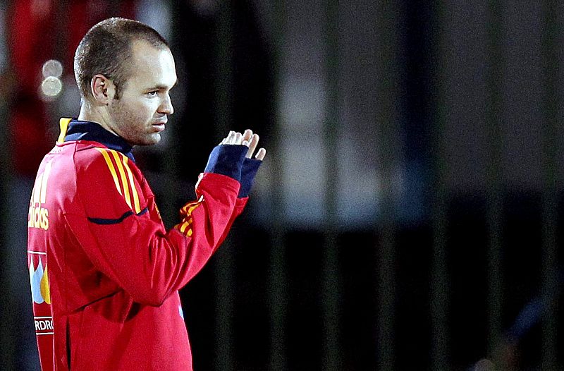 El centrocampista de la selección española de fútbol Andrés Iniesta realiza algunos ejercicios dentro de su recuperación de la lesión muscular.