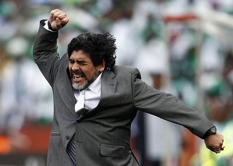Maradona celebra un gol de su equipo contra Nigeria