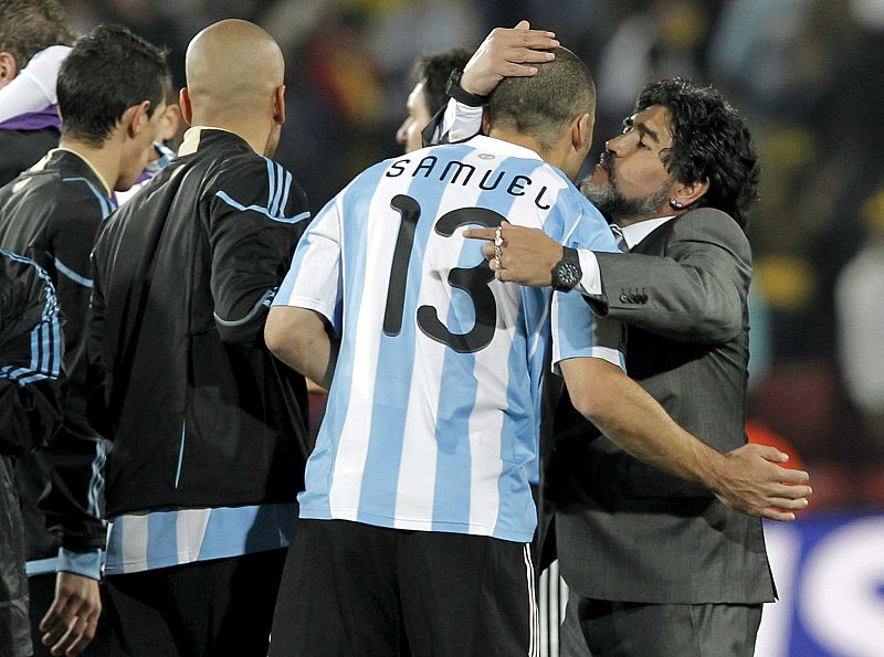 Diego Armando Maradona, felicita al defensa Walter Samuel.