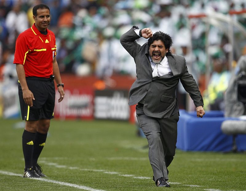 Maradona celebra el gol de Heinze ante la mirada atónita del juez de línea.