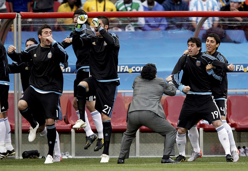 Maradona celebra el gol de Heinze con los jugadores del banquillo.