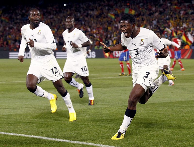 El número tres de la selección ghanesa, Asamoah Gyan, celebra el gol que metió seis minutos antes del final en el partido ante Serbia y que valió la victoria.