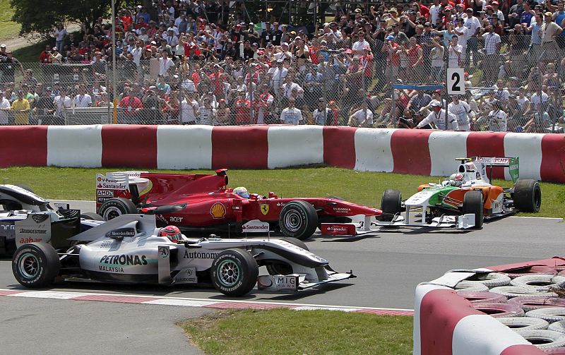 El piloto itailano de F1, Vitantonio Liuzzi, (Force India), se sale del circuito durante el Gran Premio de Canadá.