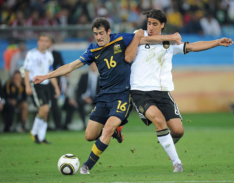 Carl Valeri lucha por el balón con Sami Khedira.