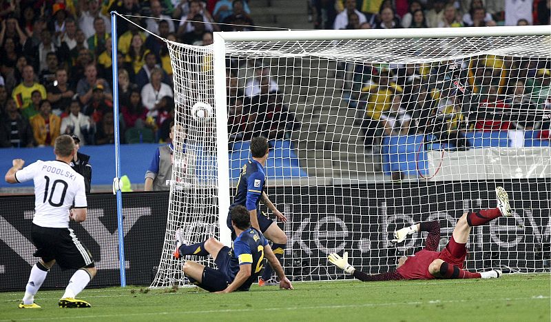 Lukas Podolski lanza a puerta para conseguir el 1-0 contra Australia.