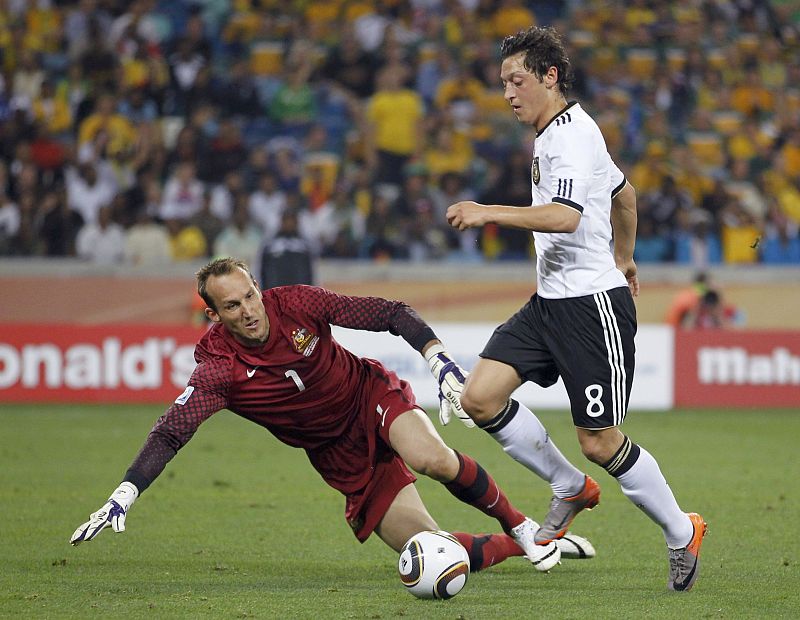 Özil supera al portero australiano Mark Schwarzer durante el primer partido del Grupo D, que se disputó en Durban.