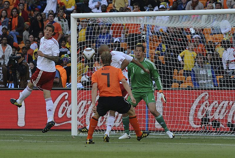 El jugador danés Simon Poulsen marca un gol en propia puerta.
