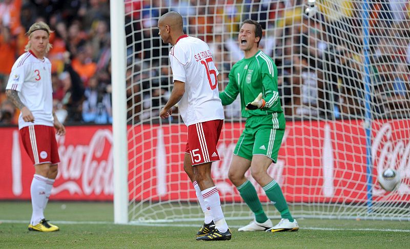 El guardameta danés Thomas Sorensen lamantándose después de que su compañero Simon Poulsen marcase un gol en propua puerta.