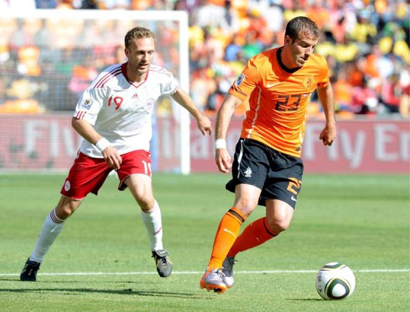 El holandés Rafael van der Vaart lucha por el balón con el danés Dennis Rommedahl durante el primer partido del grupo E entre Holanda y Dinamarca.
