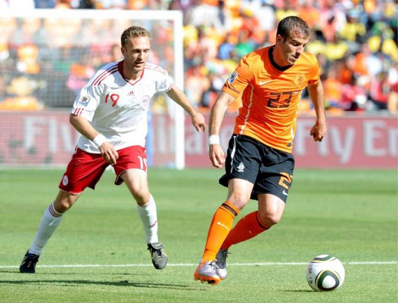 El holandés Rafael van der Vaart lucha por el balón con el danés Dennis Rommedahl durante el primer partido del grupo E entre Holanda y Dinamarca.