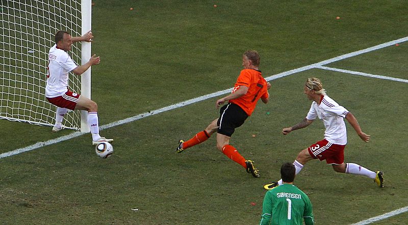 Kuyt anota el segundo tanto para Holanda, tras una gran jugada de Sneijder y Elia.