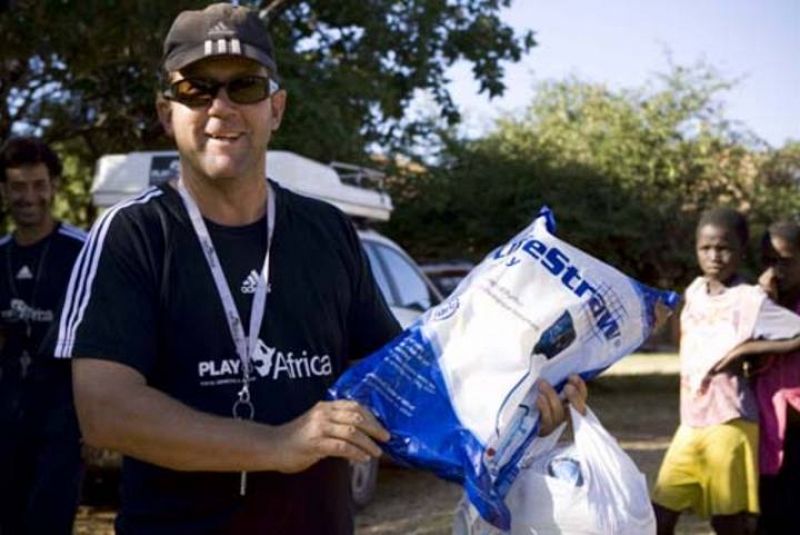 Miembro de Play4africa en una entrega de purificadores de agua, en Malawi.