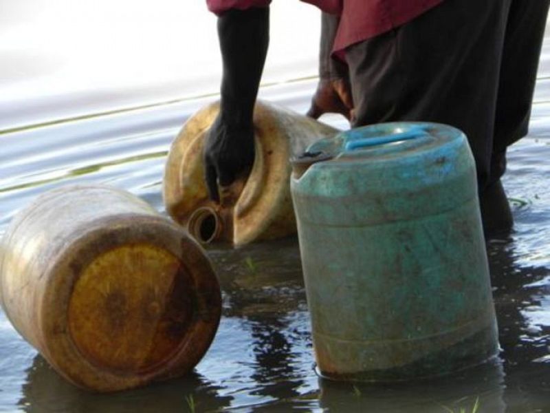 Bidones de agua en una charca a los alrededores de Kiwesy, Kenia.