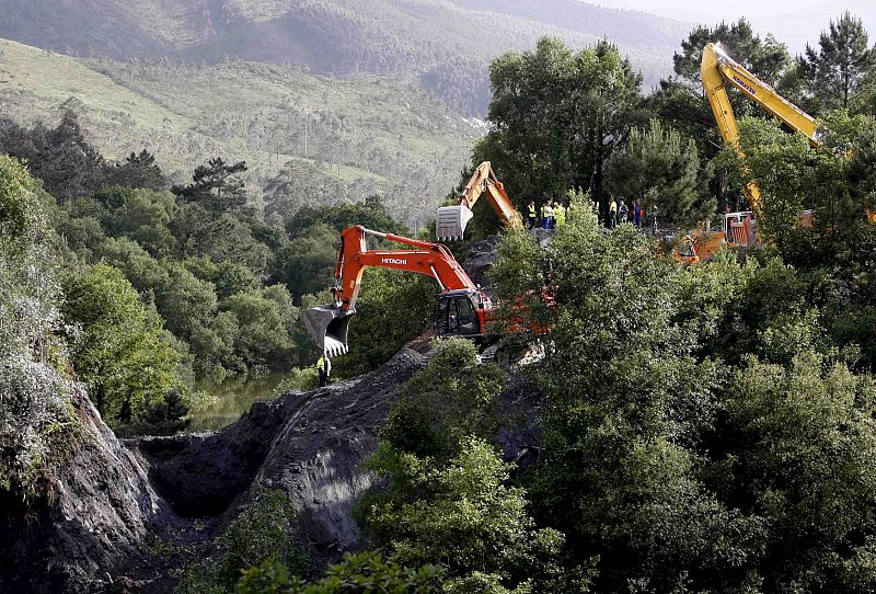 Trabajos para el desembalse del río Barayo bajo la N-634, que inundaba casas en la localidad asturiana de El Bao.