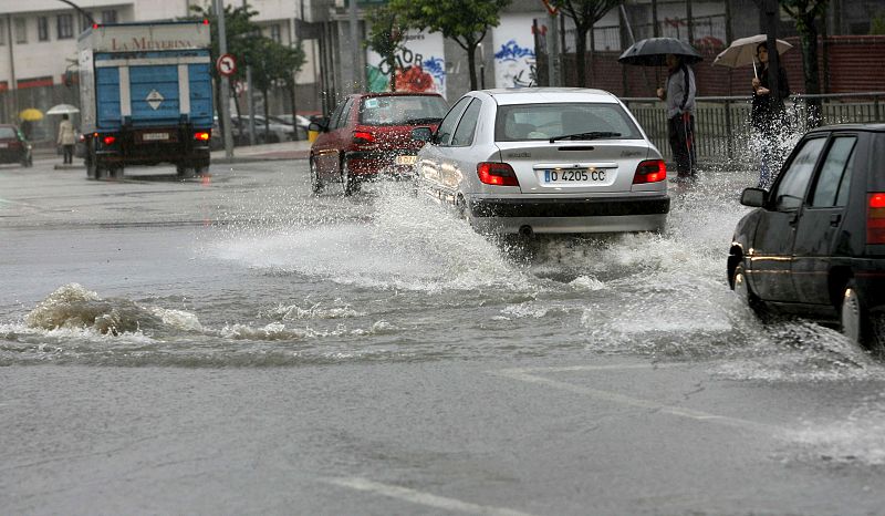 Asturias se encuentra en alerta amarilla por fuertes lluvias que podrían acumular 15 litros por metro cuadrado en una hora y 40 litros en doce horas. En la imagen, acumulación de agua en la calle Fuertes Acevedo.